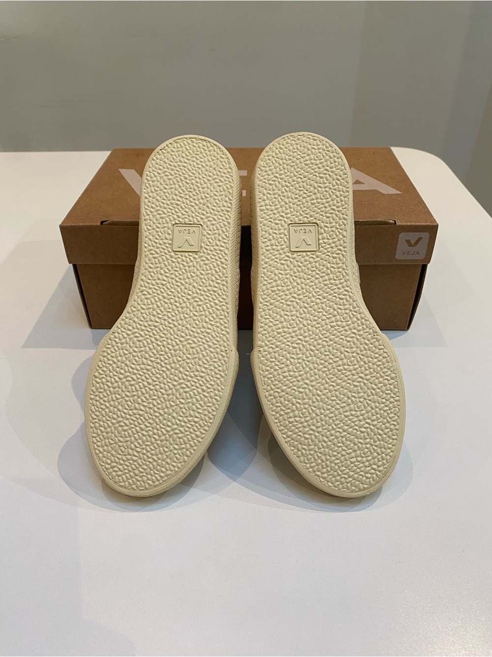 Veja Women’s Volley Leather Sneaker in Silver/Pierre sz 36EU/5US New in Box - Picture 7 of 7